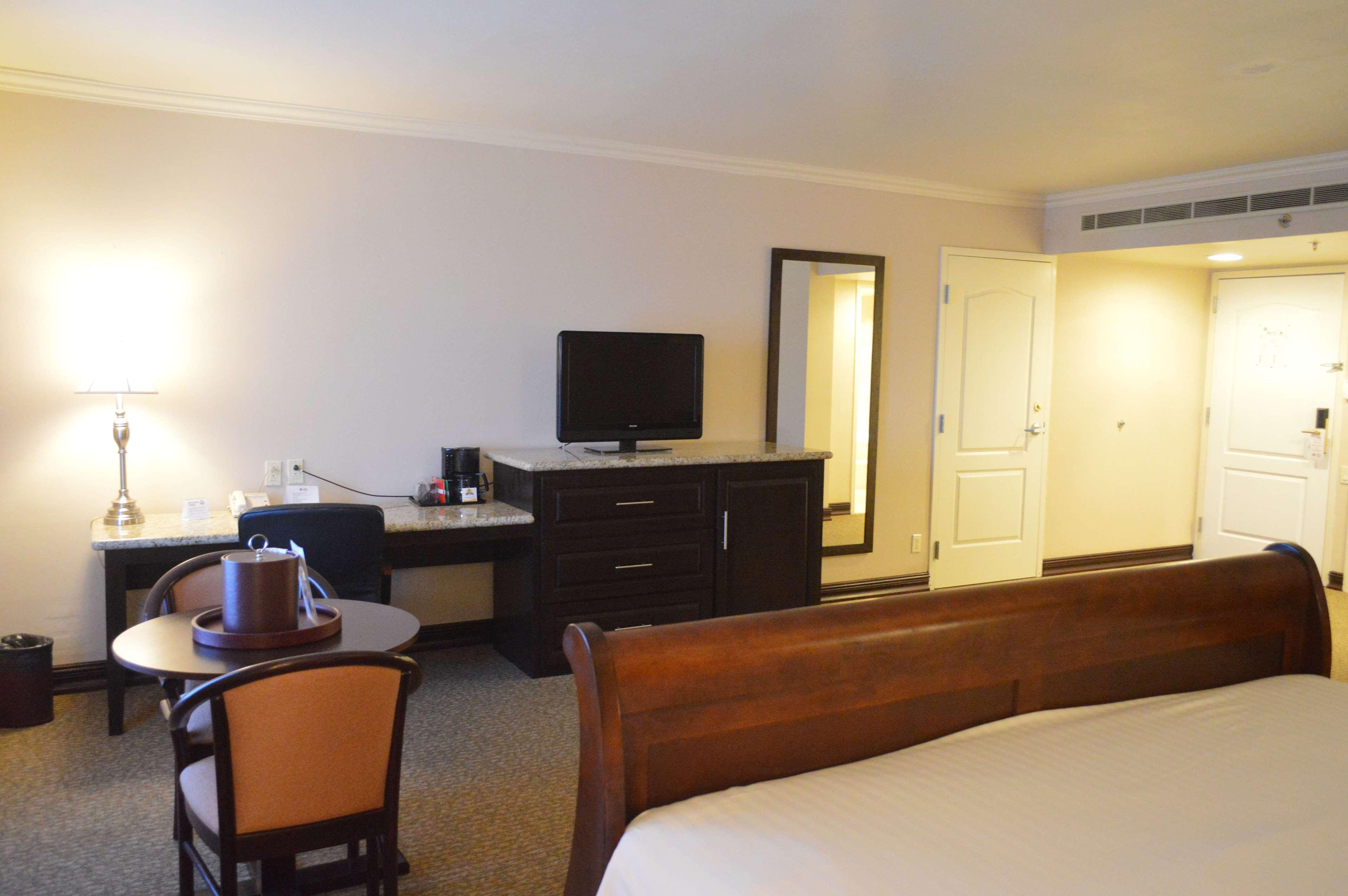 เบสต์ เวสเทิร์น พลัส เล แตราส เดอ เบรอา Hotel ปลูบาซลาเนค ภายนอก รูปภาพ